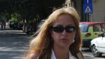 Sexy-educatoarea, vizitata la arest de mama ei