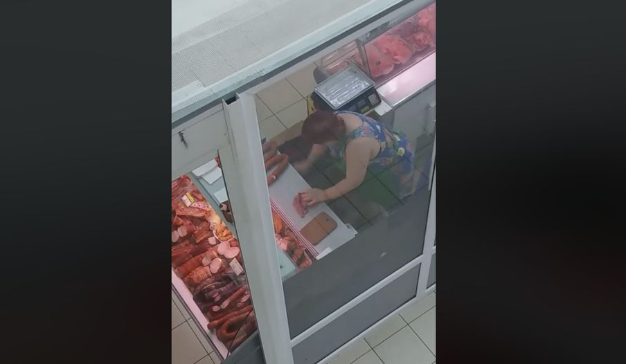 O angajată a unui supermarket din Cernăuți, filmată în timp ce ștergea mezelurile cu cârpa!