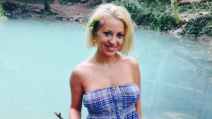 O blonda celebra de la noi a ajuns de urgenta la spital! Se afla in concediu pe litoral cand a patit ASTA!
