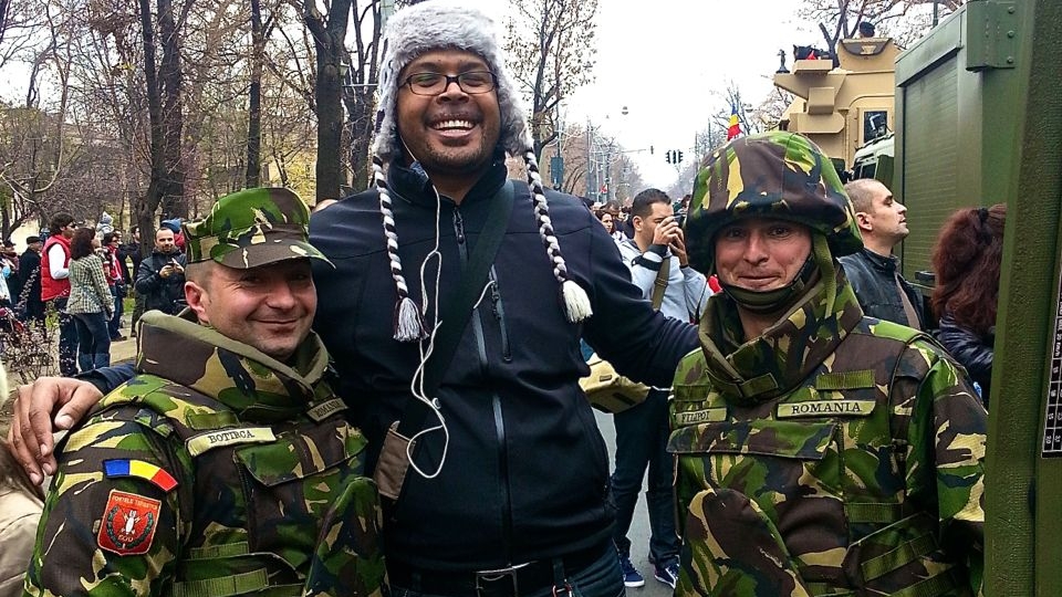Uite ce caterincă e! Cabral s-a fotografiat cu ostaşii români: "Eu, Botirca şi Filipoi vă urăm LA MULŢI ANI"