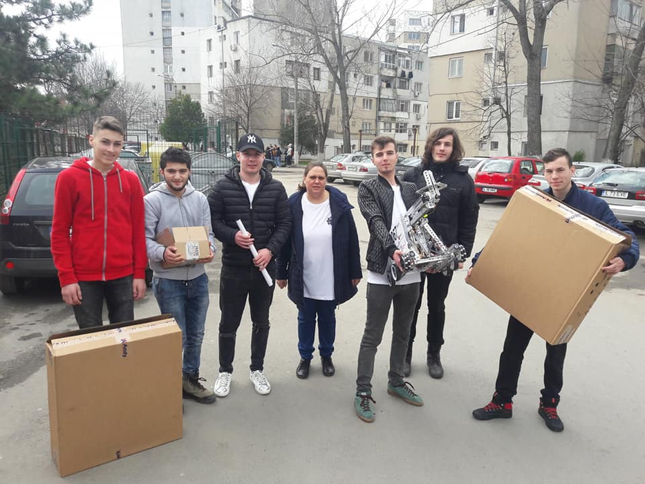 Robotul și echipa lui