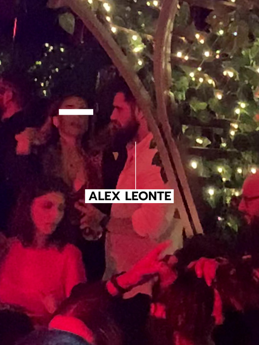Alex Leonte discută cu blondina (Foto: CANCAN.RO)