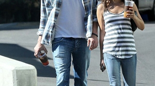 Hopa, uite ce burtica are Mila Kunis! Se pregateste Ashton Kutcher de primul lui copil legitim?