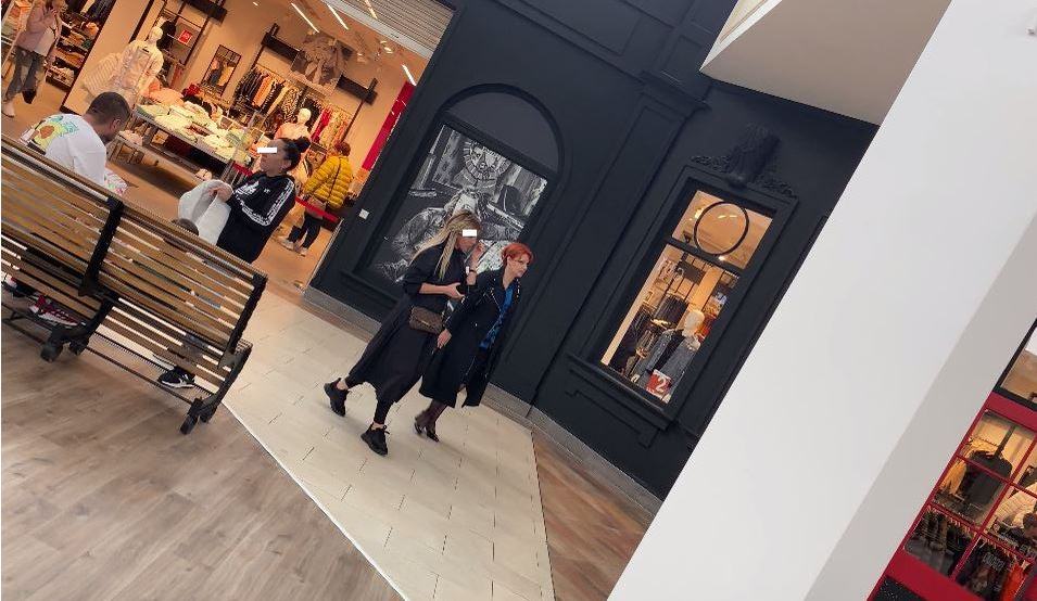 Lia Olguța Vasilescu și amica ei părăsesc centrul comercial (Foto: CANCAN.RO)