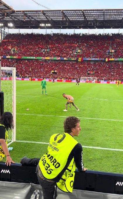 Ce a făcut un spectator român, în pielea goală, după ce a intrat în teren: „Ia, bă, adidasu'”. Imagini virale de la meciul României!