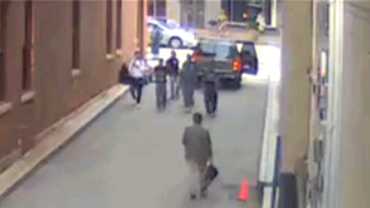 VIDEO REVOLTATOR! Un profesor a fost batut crunt de un adolescent si lasat intins pe asfalt