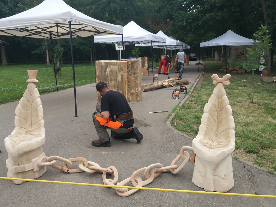 Șase sculptori realizează spații de distanțare socială
