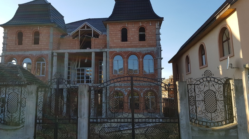 Multe dintre clădiri sunt neterminate