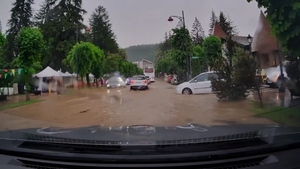 VIDEO | S-au rupt norii și a venit prăpădul peste turiștii din Sinaia. A fost nevoie doar de câteva minute ca orașul să fie inundat  