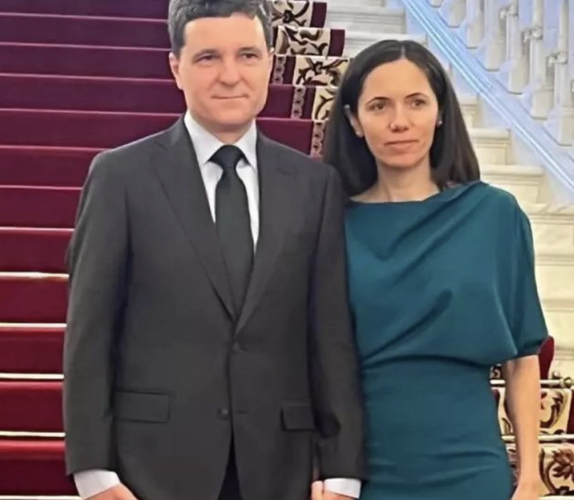 Iubita lui Nicușor Dan a atras toate privirile la dezbaterea de la TVR! Cât a costat rochia purtată de Mirabela