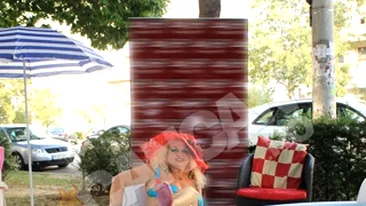 Pensionara porno s-a balacit in centrul Capitalei! Le-a incalzit piscina lui Sanzi si Pamelei de Romania