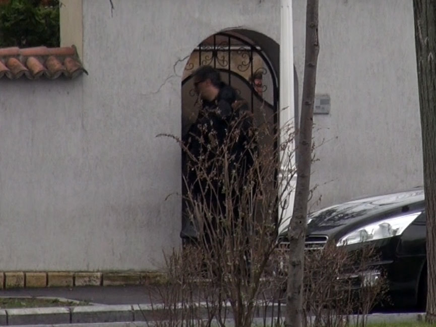 Văduva şi fiul miliardarului Dan Adamescu, mare scandal – faza pe bibelouri. Poliţia a intervenit când bunurile din casă erau băgate în camion! L-au băgat în curte şi…