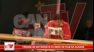 Se hotaraste cu greu ce film sa aleaga! Pe Dodel l-a apucat cititul in mall