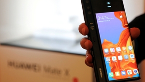 După Samsung, Huawei a lansat primul său telefon pliabil. Prețul e unul pe măsură