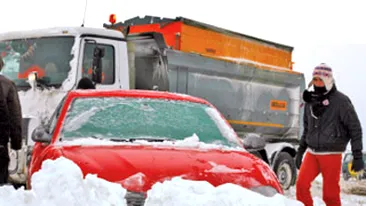 Traficul pe DN 71 Targoviste-Baldana s-a reluat dupa 9 ore! Peste 150 de masini au ramas in zapada!
