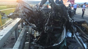 Un tânăr de 24 de ani a intrat cu mașina într-un parapet, în Argeș! Apropiații cred că s-a sinucis din cauza unei datorii