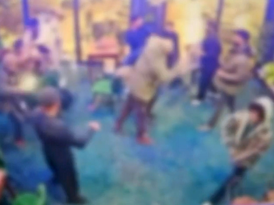 Bătaie ca în filme între mai mulți nepalezi