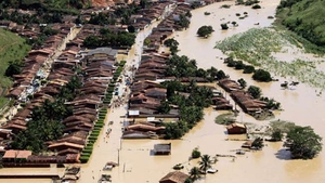 Inundatiile fac ravagii in Romania! O femeie de 100 de ani, blocata in casa!