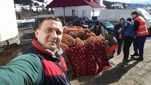 Un tânăr din Suceava le-a dus ajutoare celor 120 de orfani ai părintelui Negrea! După moartea preotului, copiii au nevoie de ajutor! 