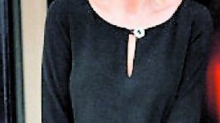 Criza economica face ravagii si la nivel inalt. Carla Bruni isi recicleaza rochiile