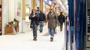 Maria Basescu, experta la cumparaturi-viteza! Uite cum fuge printre magazine!