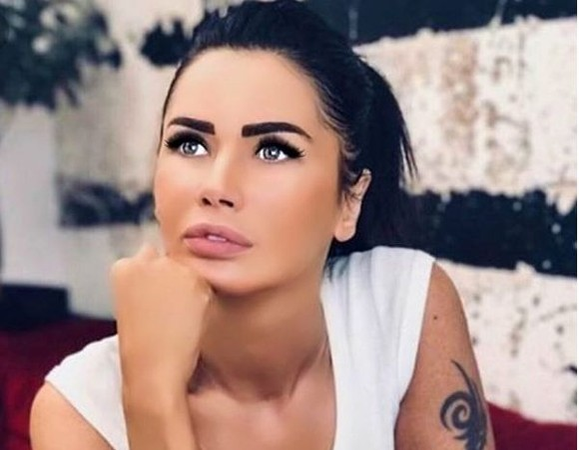 Oana Zăvoranu a răbufnit pe Facebook! Vedeta vrea să dea în vilag un bărbat care i-a furat bani: ”Vierme ce ești!”