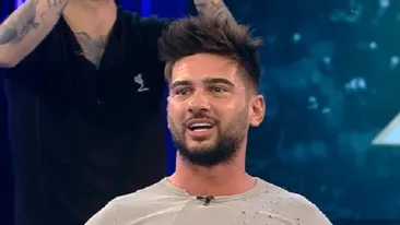 Ce rușine! Dorian Popa, pozat dezbrăcat complet la geamul apartamentului! Cât de dotat e, de fapt