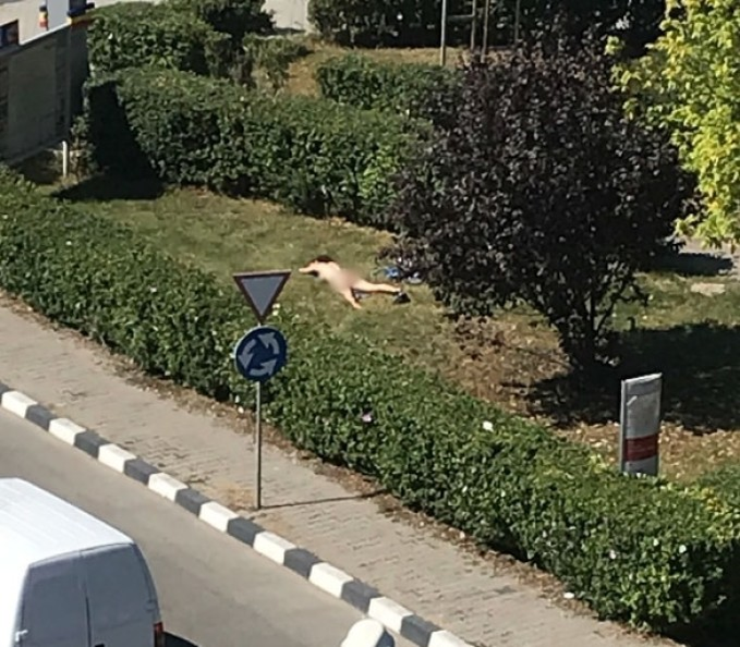 O tânără a fost amendată după ce a fost prinsă făcând plajă în fața unei instituții din Giurgiu! Jandarmeria a făcut publică imaginea