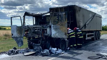 Cum a reușit să se salveze șoferul camionului care s-a făcut scrum pe un drum din Brăila. Bărbatul are 49 de ani