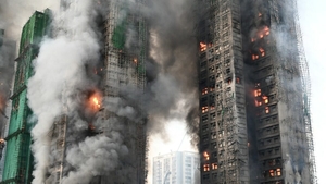 Bilanțul victimelor incendiului devastator din Hong Kong: 44 de morți, sute de oameni încă de negăsit