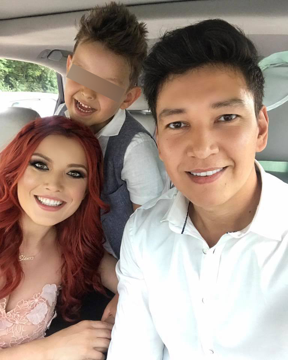 Îmbrăcată într-o rochie scurtă, Elena Gheorghe a făcut marele anunţ. Urmează să nască o fetiţă în…