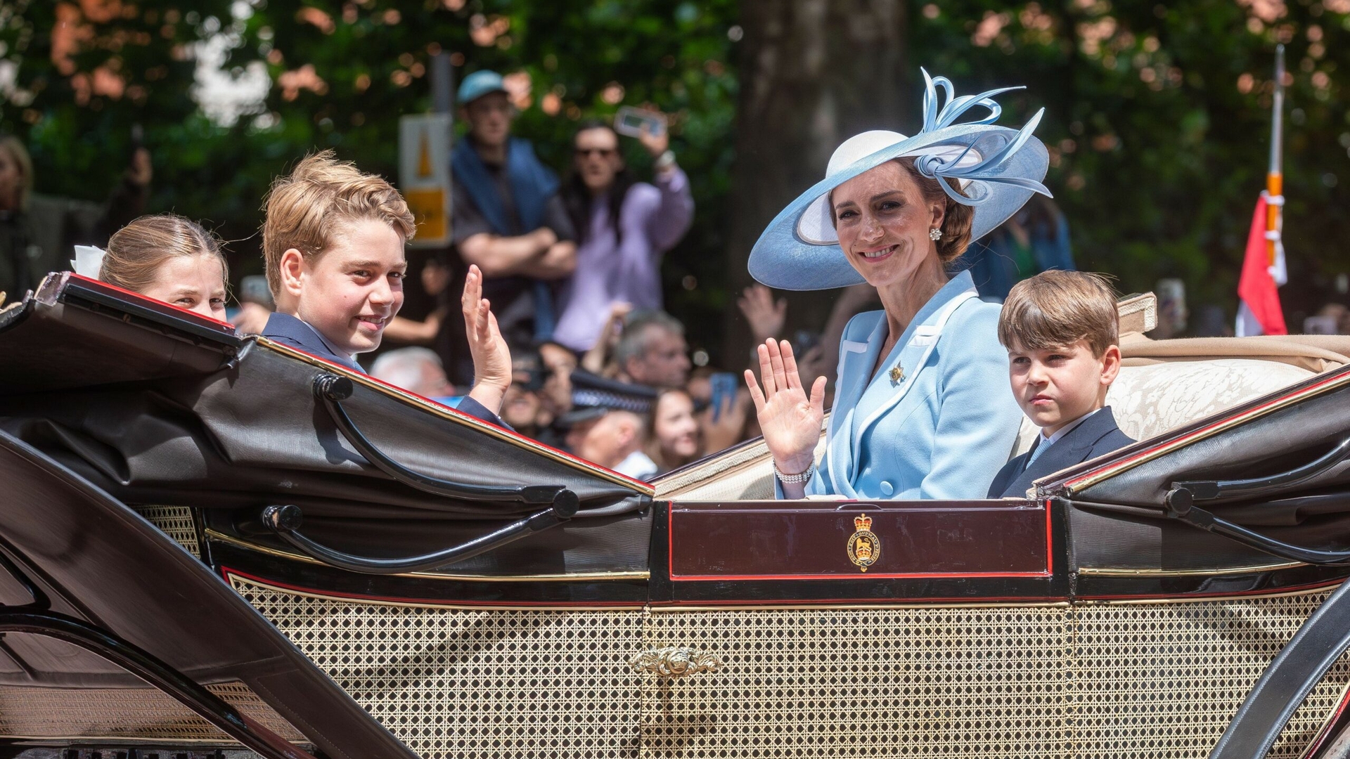Cum a reacționat Kate Middleton după ce Familia Regală Britanică a fost huiduită în public. Prințesa era însoțită de copiii ei