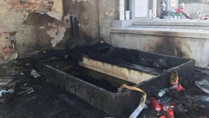 FOTO. Mormântul lui Marius Martinescu, fost primar al Lugojului, incendiat! “Se văd lovituri pe cruce, cineva a spart-o!”