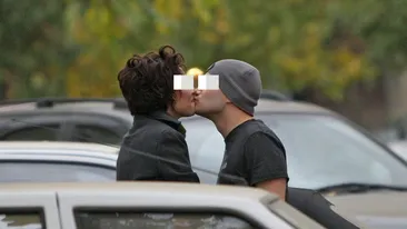  Poza care a pornit o telenovelă de România, cu rock, abonamente la Zapp și un sărut în parcare