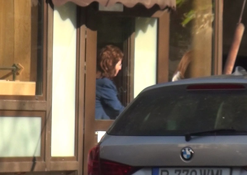 Andreea Păstârnac iese din restaurant