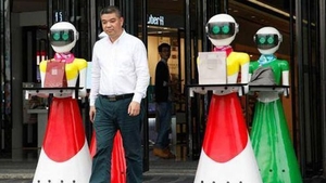 Un magnat chinez a ieşit la cumpărături însoţit de 8 roboţi care să îl ajute cu sacoşele! 