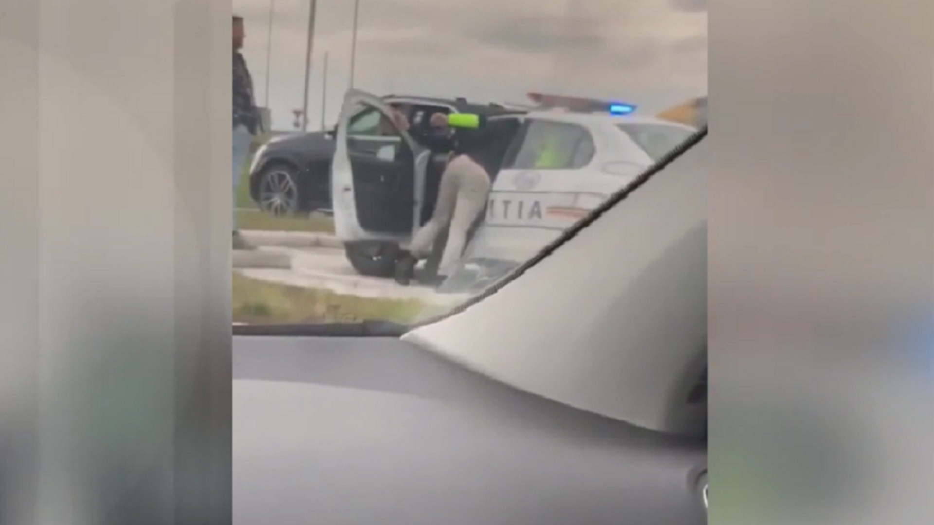 Polițist, umilit de un șofer recalcitrant! Bărbatul a intrat cu forța în mașina oamenilor legii