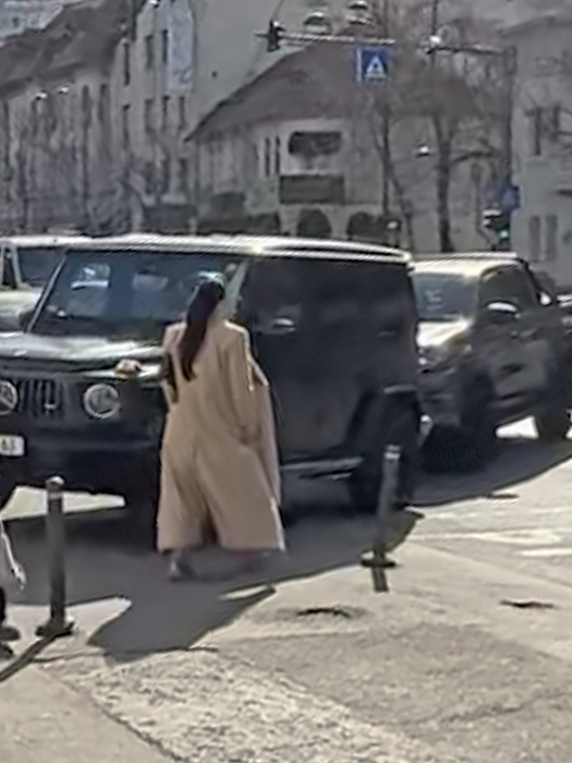 Roxana Dobre se întoarce către mașină, după ce s-a rugat în biserică / sursă foto: CANCAN.RO