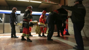 S-a sinucis în București! S-a aruncat în fața metroului