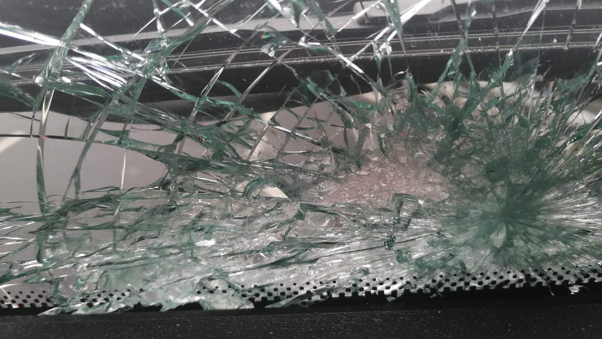 Şofer român de TIR atacat de zeci de migranţi, pe autostradă, în Franţa: "Au vrut să intre în cabină"