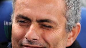 VIDEO Jose Murinho a fost lovit cu o sticla de un jucator de la echipa adversa!