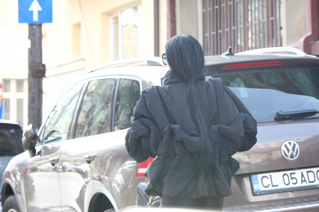 Daniela Crudu se îndreaptă către mașina parcată lângă bordură