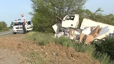 Accident teribil în Gorj! Mai multe persoane rănite după ce o camionetă cu 20 de oameni s-a răsturnat într-o râpă