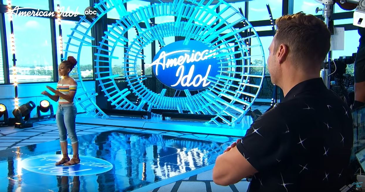 Premieră la American Idol! O concurentă a intrat în competiție fără să se înscrie la audiții și i-a uimit pe jurați cu vocea ei