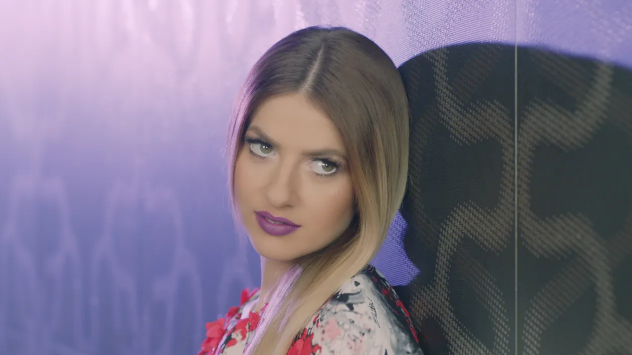 Lidia Buble s-a fotografiat goală în baie: ”Păcat de tine că te despoi așa!”