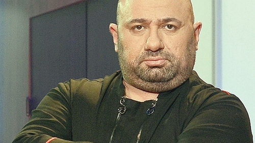 Chef Scărlătescu a făcut… ”insolaţie” la mare! A adormit ”spart” pe bar