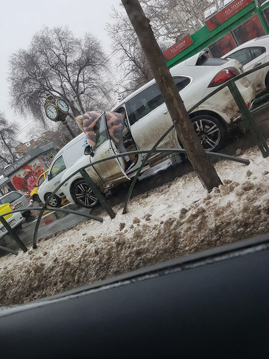 Imagini fabuloase. Cum șterge Loredana Chivu parbirzul mașinii, când se află în trafic. Norocul ei a fost că…