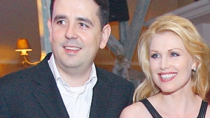 După ce a fost eliberat, Dragoş e o prezenţă discretă în peisaj! Cristina Rus şi-a "arestat" soţul la mall!