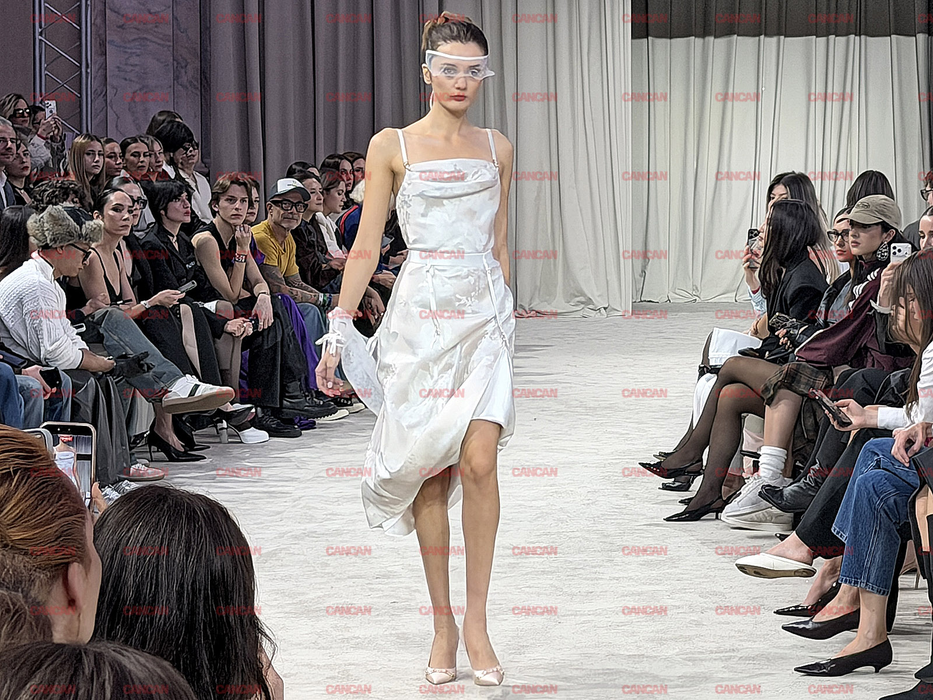Ținutele la control! Cele mai îndrăznețe outfituri purtate de influenceri la Bucharest Fashion Week