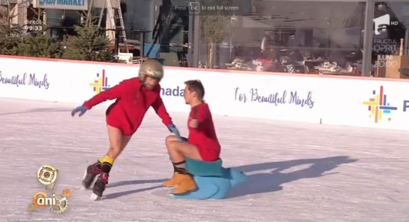 Răzvan Simion şi Dani Oţil au patinat goi la TV! Cum au ajuns în această ipostază ruşinoasă: „Nu mai faceţi filmuleţe ca să le puneţi pe net”. Imaginile sunt virale